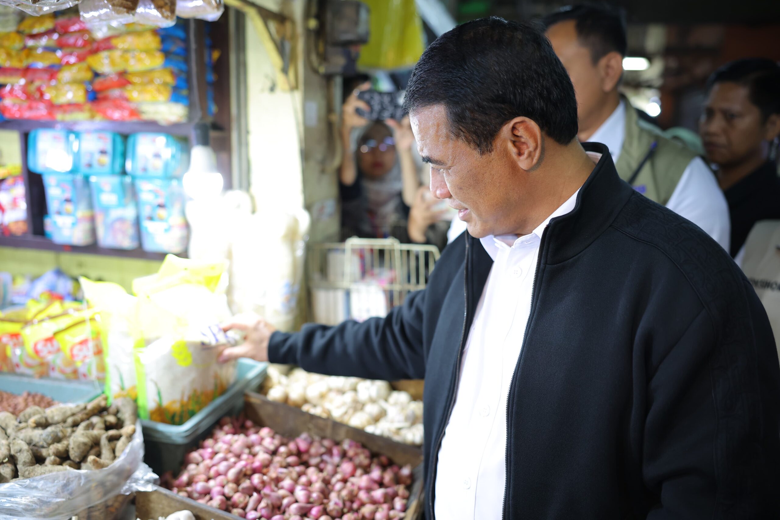 Sidak Pasar Jelang Nataru, Mentan Amran: Mayoritas Harga Pangan Stabil dan di Bawah HET